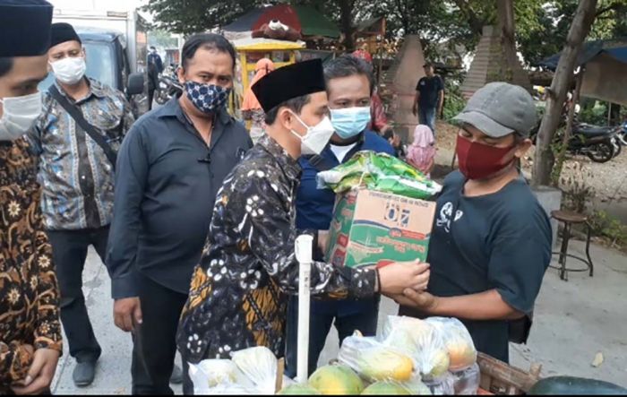 Giliran Pedagang di Kawasan Bangsal, Kutorejo, dan Pungging Terima Paket Sembako dari Gus Barra