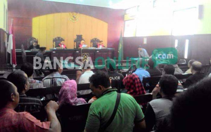 Sidang Dugaan Ijazah Palsu Cabup Kediri, Hakim Putuskan Kasus Merupakan Ranah PTUN Sidang Dugaan Ijazah Palsu Cabup Kediri, Hakim Putuskan Kasus Merupakan Ranah PTUN