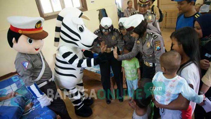 Anak-anak Eks Gafatar di Jombang Dihibur Badut Polisi