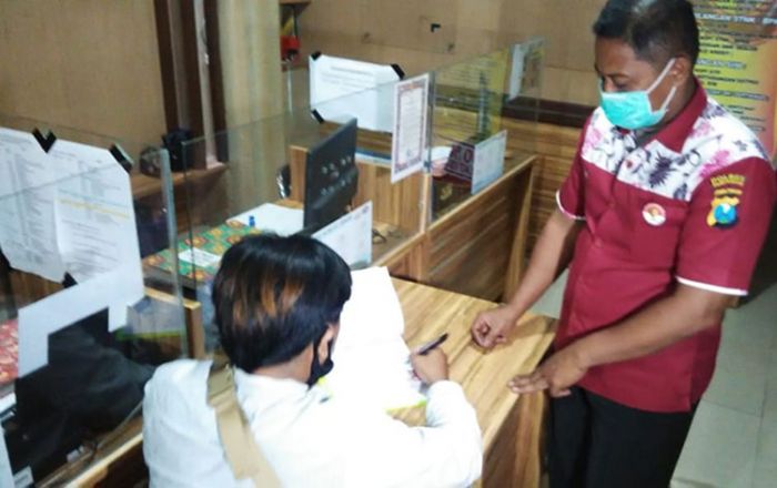 Aniaya Wartawan, Oknum Massa Demo Penutupan Kedai Bukit Bintang Dilaporkan ke Polres Pamekasan Aniaya Wartawan, Oknum Massa Demo Penutupan Kedai Bukit Bintang Dilaporkan ke Polres Pamekasan