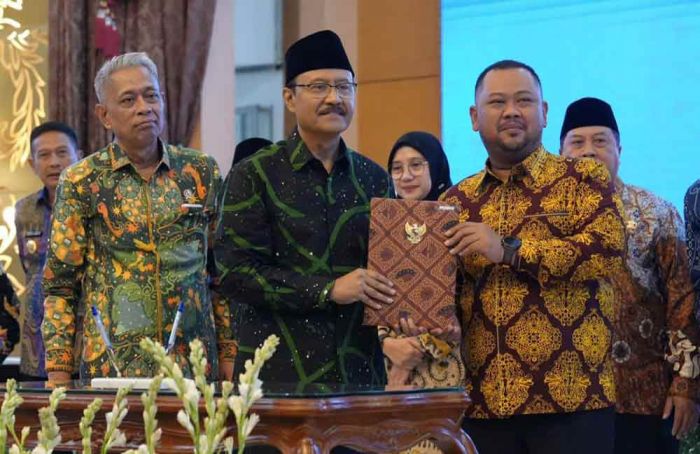 Bupati Gresik dan Kemensos Teken Perjanjian Pinjam Pakai Aset untuk Sekolah Rakyat Bupati Gresik dan Kemensos Teken Perjanjian Pinjam Pakai Aset untuk Sekolah Rakyat