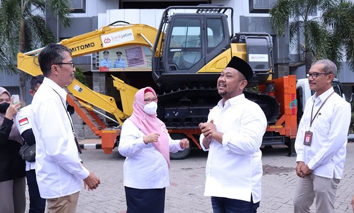 Pemkab Gresik Terima CSR Ekskavator dari Bank Jatim untuk Perawatan Kali Lamong Pemkab Gresik Terima CSR Ekskavator dari Bank Jatim untuk Perawatan Kali Lamong