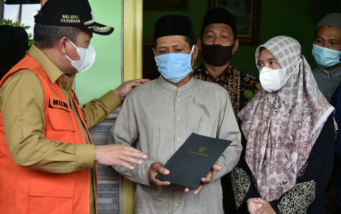 Wabup Pasuruan Serahkan Bantuan untuk Orang Tua Siswa MI yang Meninggal Terseret Banjir