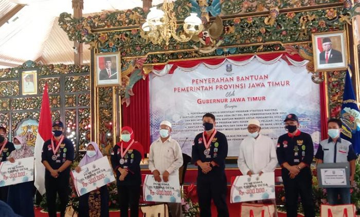 Gubernur Khofifah Serahkan Bantuan untuk Masyarakat Kabupaten Bangkalan