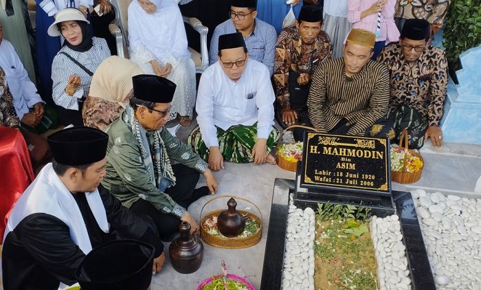 Cawapres Mahfud MD Ziarah ke Makam Sang Ayah di Pamekasan Cawapres Mahfud MD Ziarah ke Makam Sang Ayah di Pamekasan