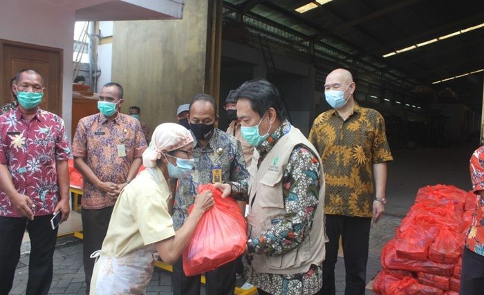 625 Buruh Korban PHK di Sidoarjo Terima Bantuan Sembako 625 Buruh Korban PHK di Sidoarjo Terima Bantuan Sembako