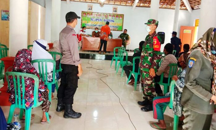 Cegah Antrean Panjang, ​Bhabinkamtibmas Kecamatan Slahung Gelar Pengamanan Penyaluran BLT DD Tahap I