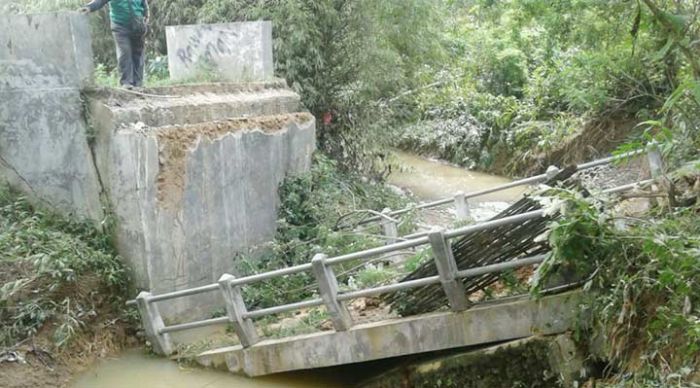 Jembatan Penghubung Dua Desa di Pamekasan Terputus Dihempas Banjir Bandang Jembatan Penghubung Dua Desa di Pamekasan Terputus Dihempas Banjir Bandang