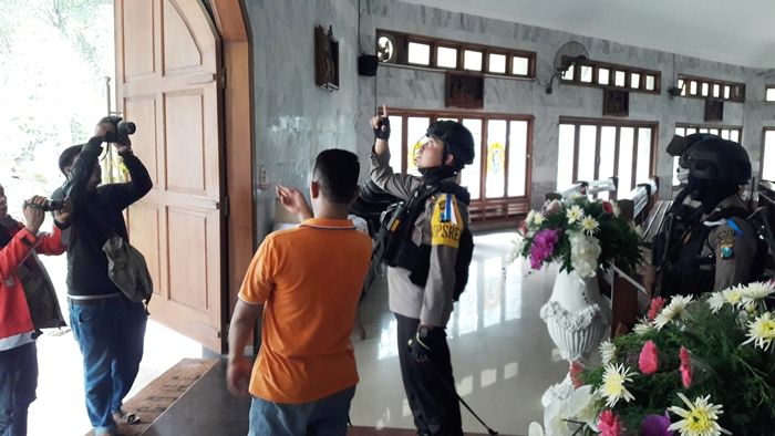 Jelang Misa, Kapolres Gresik Cek CCTV Gereja Jelang Misa, Kapolres Gresik Cek CCTV Gereja