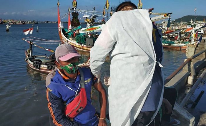 Percepat Vaksinasi, Polresta Banyuwangi Gelar Vaksinasi untuk Petani dan Nelayan di Persawahan Percepat Vaksinasi, Polresta Banyuwangi Gelar Vaksinasi untuk Petani dan Nelayan di Persawahan