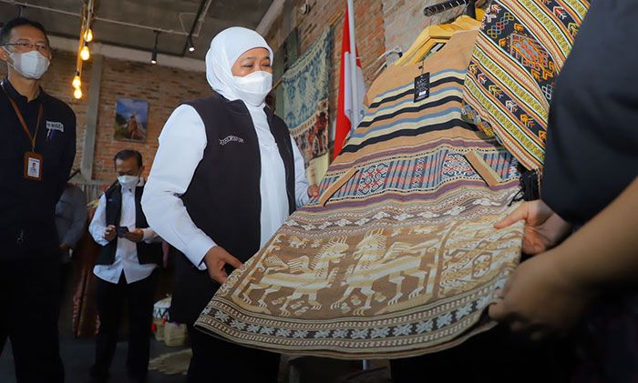 Gubernur Khofifah Kenalkan Produk Fashion dari Ngawi yang Tembus Pasar Global