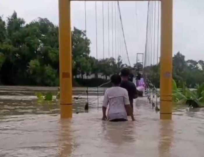 Bengawan Solo Meluap, Akibatkan 17 Desa di Ngawi Terendam Banjir Bengawan Solo Meluap, Akibatkan 17 Desa di Ngawi Terendam Banjir