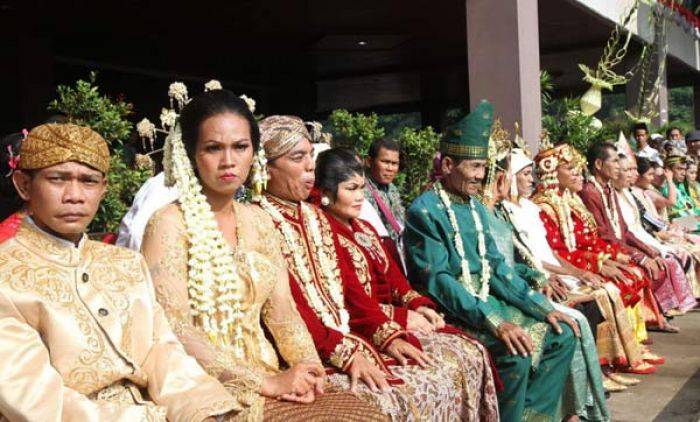 Dispenduk Jember Gelar Nikah Massal untuk Warga non-Muslim Dispenduk Jember Gelar Nikah Massal untuk Warga non-Muslim