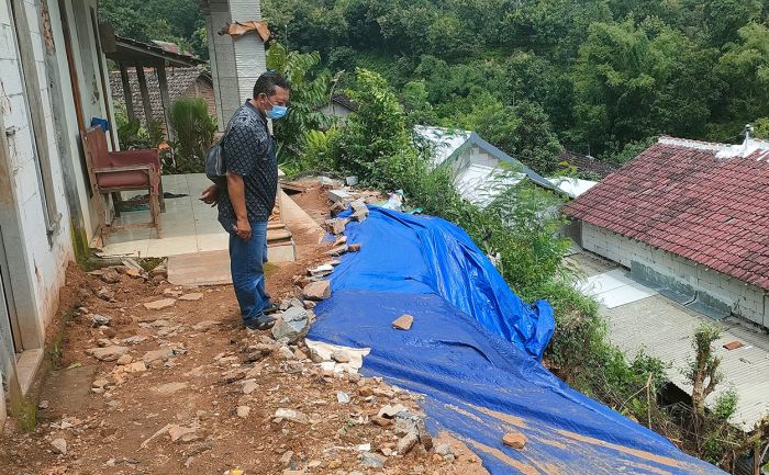 Rawan Longsor, Tim FPRB Kabupaten Kediri Mitigasi Tebing di Dusun Kalibago