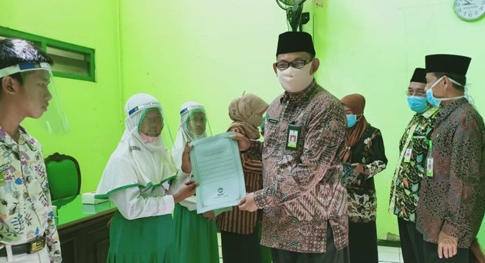 Cegah Konflik Kepemilikan, Kemenag Tuban Serahkan 11 Sertifikat Tanah Wakaf Gratis Cegah Konflik Kepemilikan, Kemenag Tuban Serahkan 11 Sertifikat Tanah Wakaf Gratis