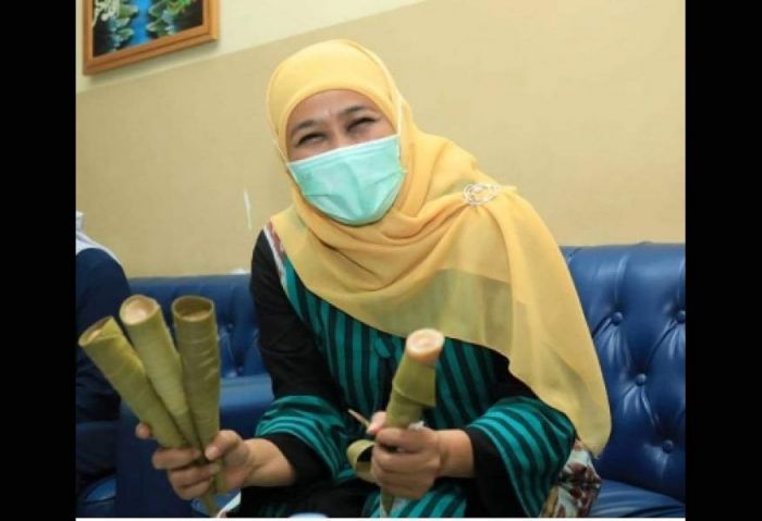 Cara Makannya Unik, Dua Tangan, Gubernur Khofifah Promosikan Kue Jumbrek Lamongan