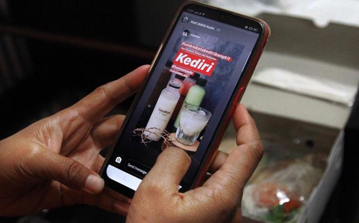 Dukung UMKM Bangkit di Tengah Pandemi, Wali Kota Kediri Ikut Promosikan Lewat Akun IG Dukung UMKM Bangkit di Tengah Pandemi, Wali Kota Kediri Ikut Promosikan Lewat Akun IG