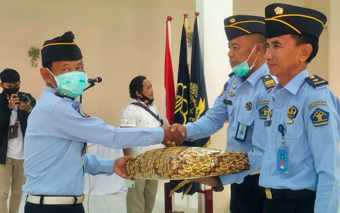 Lapas Kelas IIA Pamekasan Gelar Upacara Pelepasan Dua Anggotanya Lapas Kelas IIA Pamekasan Gelar Upacara Pelepasan Dua Anggotanya