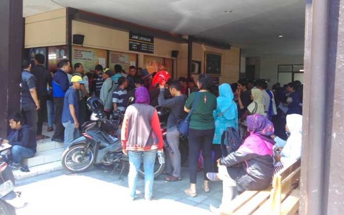 Injury Time Pemutihan, KB Samsat Manyar Membludak, Loket Buka Sampai Jam 7 Malam Injury Time Pemutihan, KB Samsat Manyar Membludak, Loket Buka Sampai Jam 7 Malam