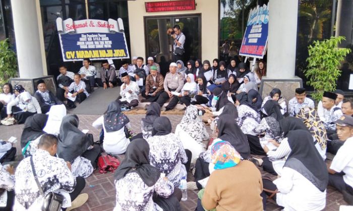 Pasrahkan Nasib Kepada Tuhan, GTT/PTT di Jember Gelar Istighosah di Halaman DPRD Jember