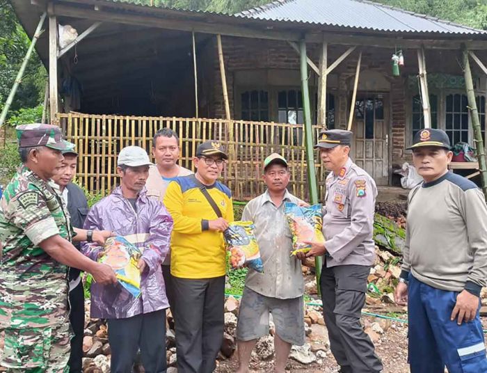 Hujan Deras, 8 Rumah Warga Sangkapura Bawean Rusak Tertimpa Tanah Longsor Hujan Deras, 8 Rumah Warga Sangkapura Bawean Rusak Tertimpa Tanah Longsor