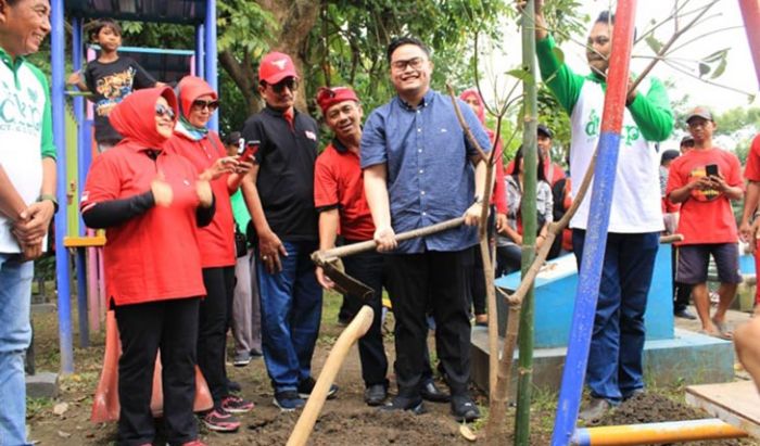 Gelar Aksi Penghijauan, PDIP Kota Kediri Kenalkan Putra Seskab RI Sebagai Bacabup Kediri