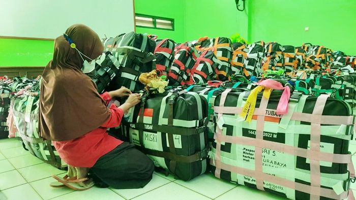 Jadi Tradisi, Ratusan Koper Jemaah Haji di Tuban Dihiasi Aksesoris, Mulai Boneka hingga Tali Rafia Jadi Tradisi, Ratusan Koper Jemaah Haji di Tuban Dihiasi Aksesoris, Mulai Boneka hingga Tali Rafia