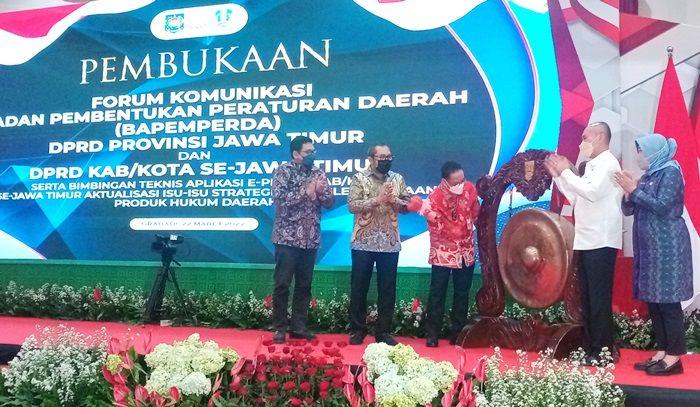 Pj Sekdaprov Jatim: E-Perda Akan Lebih Transparan dan Akuntabel Pj Sekdaprov Jatim: E-Perda Akan Lebih Transparan dan Akuntabel