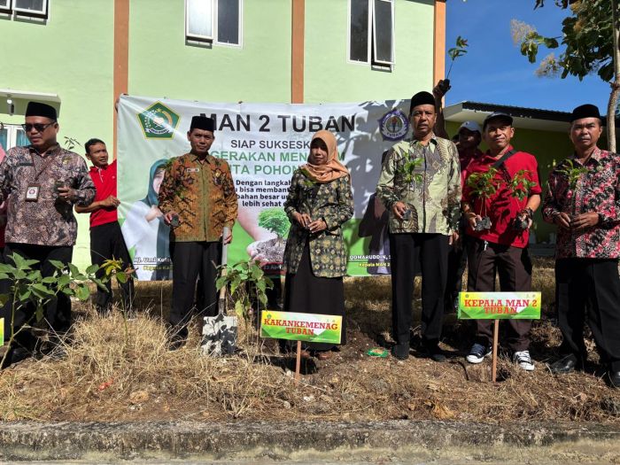 Jadi Tuan Rumah Porseni Tingkat MA, MAN 2 Tuban Turut Lakukan Penanaman Pohon Matoa