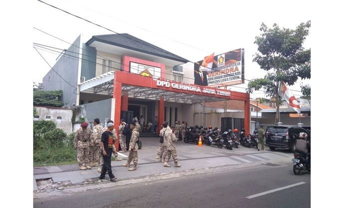 Ratusan Satgas Gerindra Konsolidasi Pengamanan di Kantor DPD Gerindra Jatim Ratusan Satgas Gerindra Konsolidasi Pengamanan di Kantor DPD Gerindra Jatim