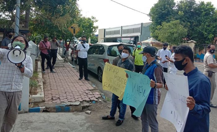 DPMPTSP Bangkalan Didemo Sejumlah Pemuda, Pertanyakan CSR dan Uang Donasi Toko Modern DPMPTSP Bangkalan Didemo Sejumlah Pemuda, Pertanyakan CSR dan Uang Donasi Toko Modern