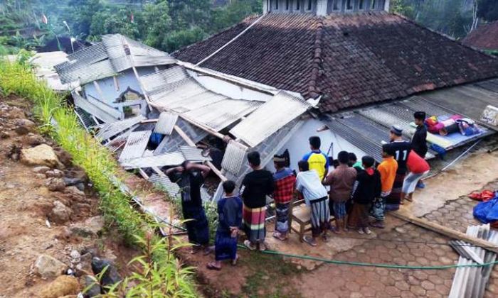 Diterjang Longsor, Bangunan Masjid dan Asrama Pesantren di Pacitan Porak-Poranda Diterjang Longsor, Bangunan Masjid dan Asrama Pesantren di Pacitan Porak-Poranda