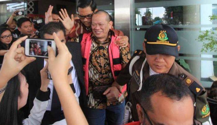 La Nyalla Bungkam Saat Diperiksa, Keluar dari Gedung Kejagung Kenakan Rompi Tahanan La Nyalla Bungkam Saat Diperiksa, Keluar dari Gedung Kejagung Kenakan Rompi Tahanan