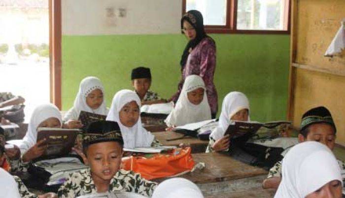PT Semen Holcim Tuban Abaikan Sekolah Swasta di Ring 1 PT Semen Holcim Tuban Abaikan Sekolah Swasta di Ring 1