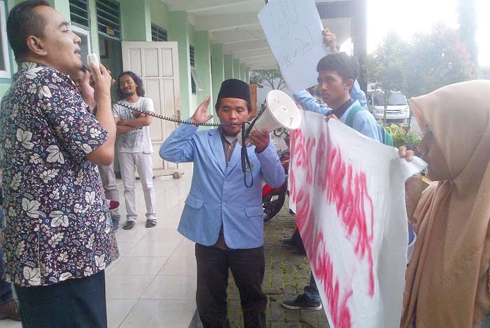 Kembang Tujuh Rupa untuk Dosen yang Diduga Terlibat Asusila Kembang Tujuh Rupa untuk Dosen yang Diduga Terlibat Asusila