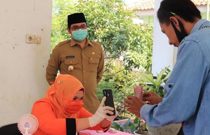 Plt. Wali Kota Pasuruan Turun Langsung Pantau Penyaluran BST Tahap II Plt. Wali Kota Pasuruan Turun Langsung Pantau Penyaluran BST Tahap II