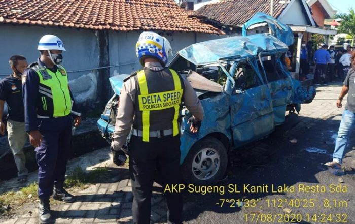 Kecelakaan Kereta Api Vs Kijang LGX di Sidoarjo Tewaskan 3 Orang, Diduga Penjaga Palang Pintu Lalai Kecelakaan Kereta Api Vs Kijang LGX di Sidoarjo Tewaskan 3 Orang, Diduga Penjaga Palang Pintu Lalai