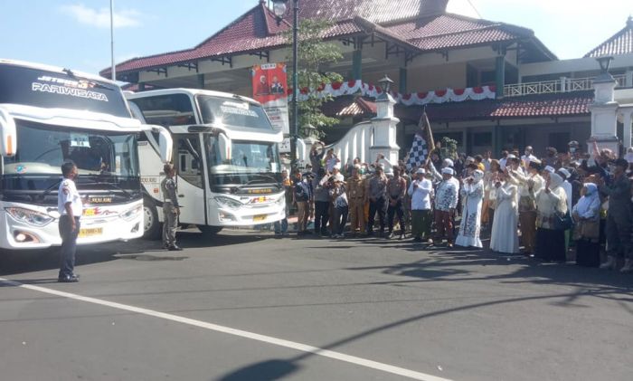 Berangkatkan 905 Jemaah Haji, Bupati Jember Minta Jaga Kesehatan dan Jaga Nama Baik Indonesia Berangkatkan 905 Jemaah Haji, Bupati Jember Minta Jaga Kesehatan dan Jaga Nama Baik Indonesia