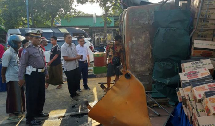 Sopir Mengantuk, Truk Fuso Muat Mie Instan di Pamekasan Terguling