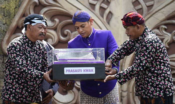 Ikuti Prosesi Upacara Manusuk Sima, Wali Kota Kediri Kenakan Kediren