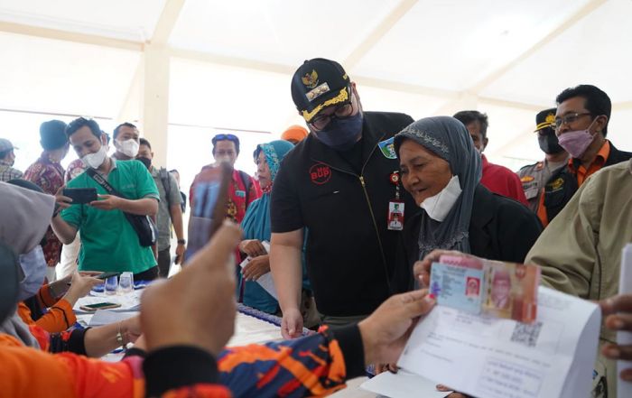 Pastikan Tepat Sasaran, Bupati Kediri Pantau Langsung Penyaluran BLT-BBM Pastikan Tepat Sasaran, Bupati Kediri Pantau Langsung Penyaluran BLT-BBM