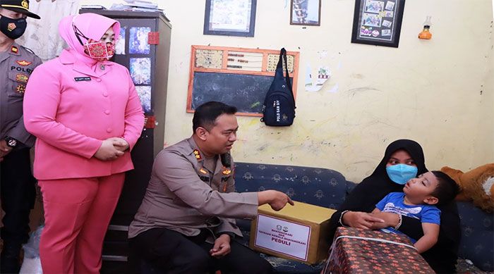 Kapolres Kediri Beri Bantuan untuk Anak Tunawicara di Kandangan Kapolres Kediri Beri Bantuan untuk Anak Tunawicara di Kandangan