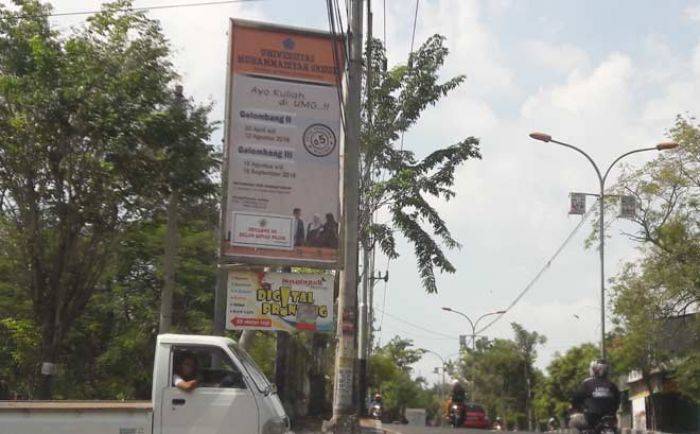 Satpol PP Gresik Sapu Bersih Reklame Bodong Satpol PP Gresik Sapu Bersih Reklame Bodong