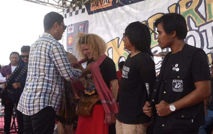 Wali Kota Kediri Beri Cenderamata Peserta Terjauh KSF #5, dari Penjuru Nusantara Hingga Luar Negeri Wali Kota Kediri Beri Cenderamata Peserta Terjauh KSF #5, dari Penjuru Nusantara Hingga Luar Negeri