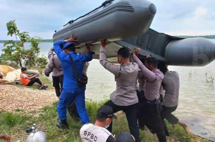 Perahu Pemancing Tenggelam di Waduk Gondang Tuban, 1 Orang Meninggal dan 2 Hilang Perahu Pemancing Tenggelam di Waduk Gondang Tuban, 1 Orang Meninggal dan 2 Hilang