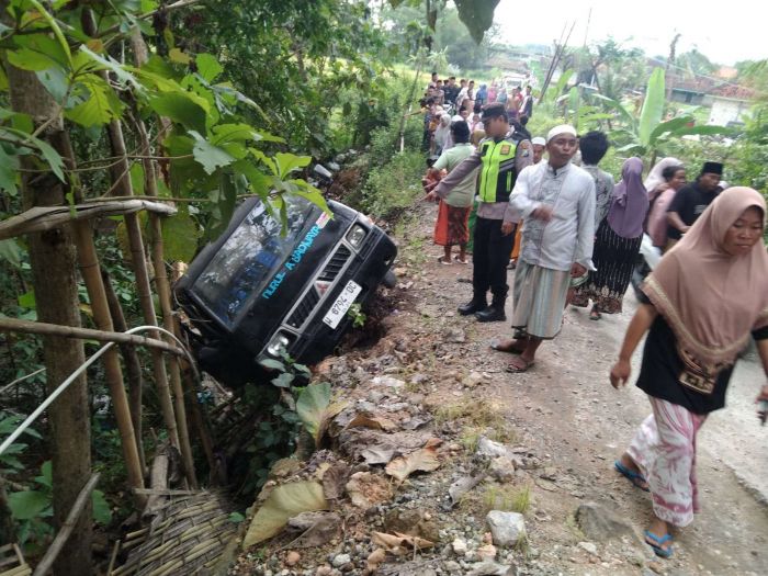 Mobil Bak Terbuka Terperosok di Jalan Raya Somber Sampang, 1 Tewas Mobil Bak Terbuka Terperosok di Jalan Raya Somber Sampang, 1 Tewas