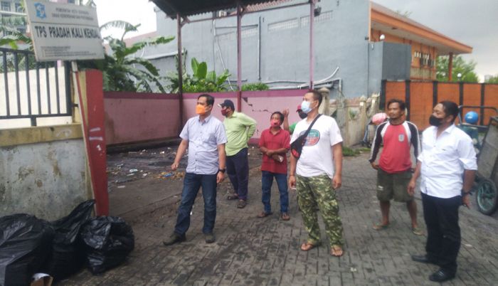 Hujan Deras, Anggota DPRD Surabaya Blusukan ke Pradah Permai Hujan Deras, Anggota DPRD Surabaya Blusukan ke Pradah Permai