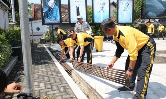Cegah Corona, Polres Jombang Gelar Giat Bersih Lingkungan Cegah Corona, Polres Jombang Gelar Giat Bersih Lingkungan