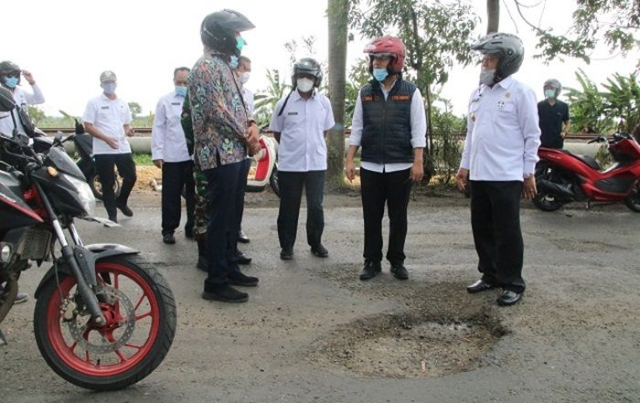Kendarai Motor, Wagub Emil dan Bupati Fadeli Sidak Jalan Rusak Kendarai Motor, Wagub Emil dan Bupati Fadeli Sidak Jalan Rusak