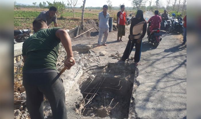Pemkab Tutup Mata, Warga Desa Pecanggaan Swadaya Perbaiki Jembatan yang Ambruk Pemkab Tutup Mata, Warga Desa Pecanggaan Swadaya Perbaiki Jembatan yang Ambruk